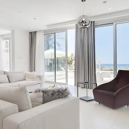 Royal 4 Bedroom Seafront بيت للعطل *