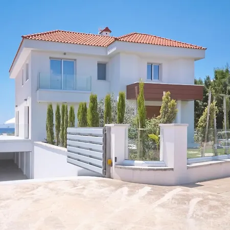 Royal 4 Bedroom Seafront Holiday home