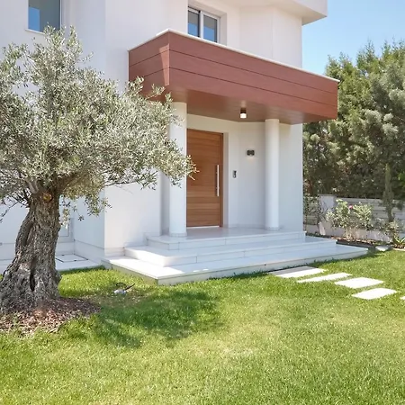 Royal 4 Bedroom Seafront * أيا نابا