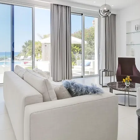 Royal 4 Bedroom Seafront أيا نابا