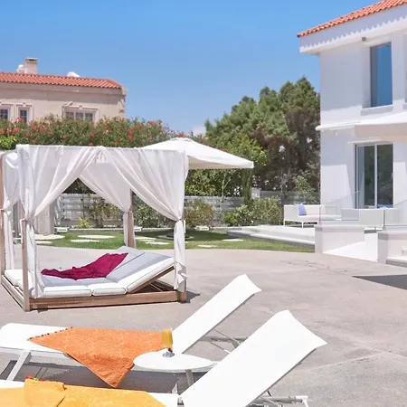Royal 4 Bedroom Seafront Holiday home *