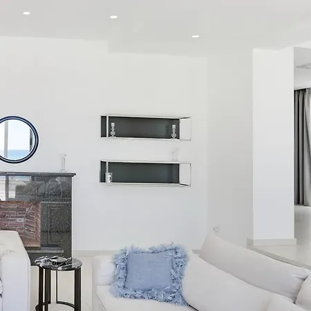 Royal 4 Bedroom Seafront بيت للعطل *