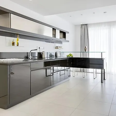 Royal 4 Bedroom Seafront بيت للعطل *